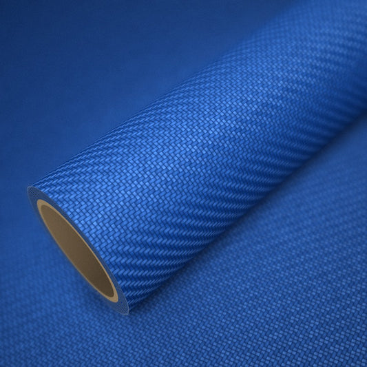 Rolo de vinil carbono 3D azul sobre uma folha do mesmo vinil