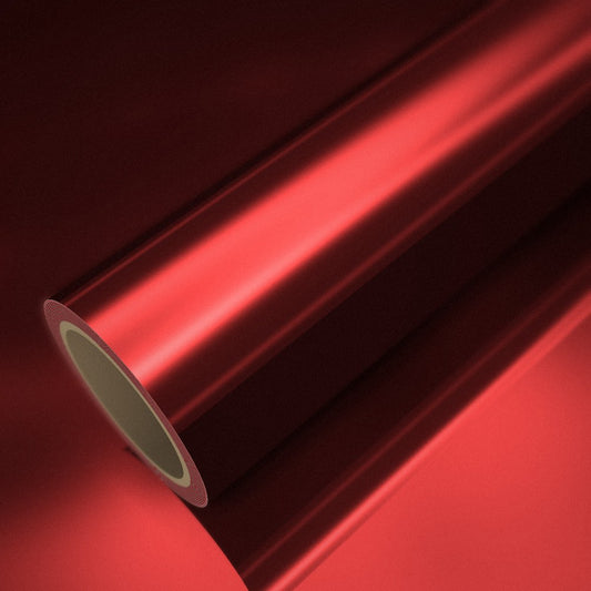 Rolo de vinil cromado vermelho sobre uma folha do mesmo vinil