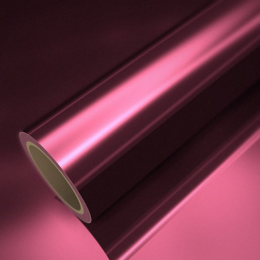 Rolo de vinil cromado rosa avermelhado sobre uma folha do mesmo vinil