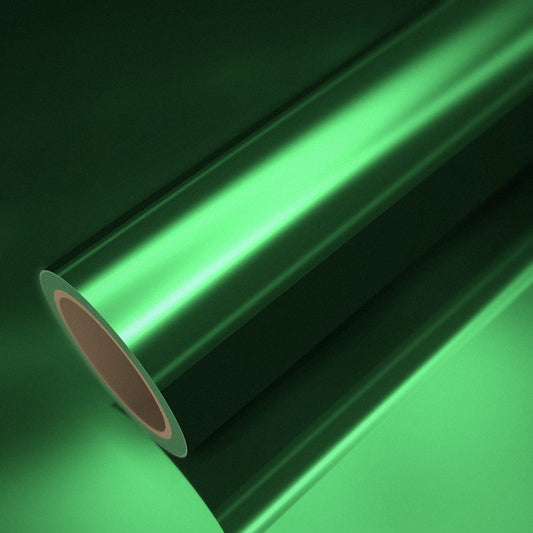 Rolo de vinil cromado verde sobre uma folha do mesmo vinil