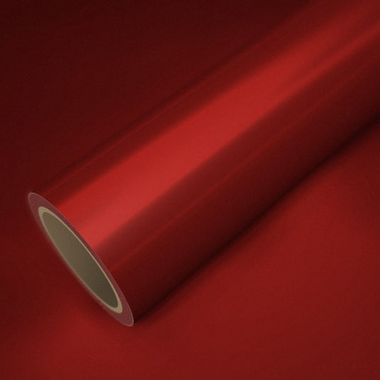 Rolo de vinil cromado mate vermelho sobre uma folha do mesmo vinil
