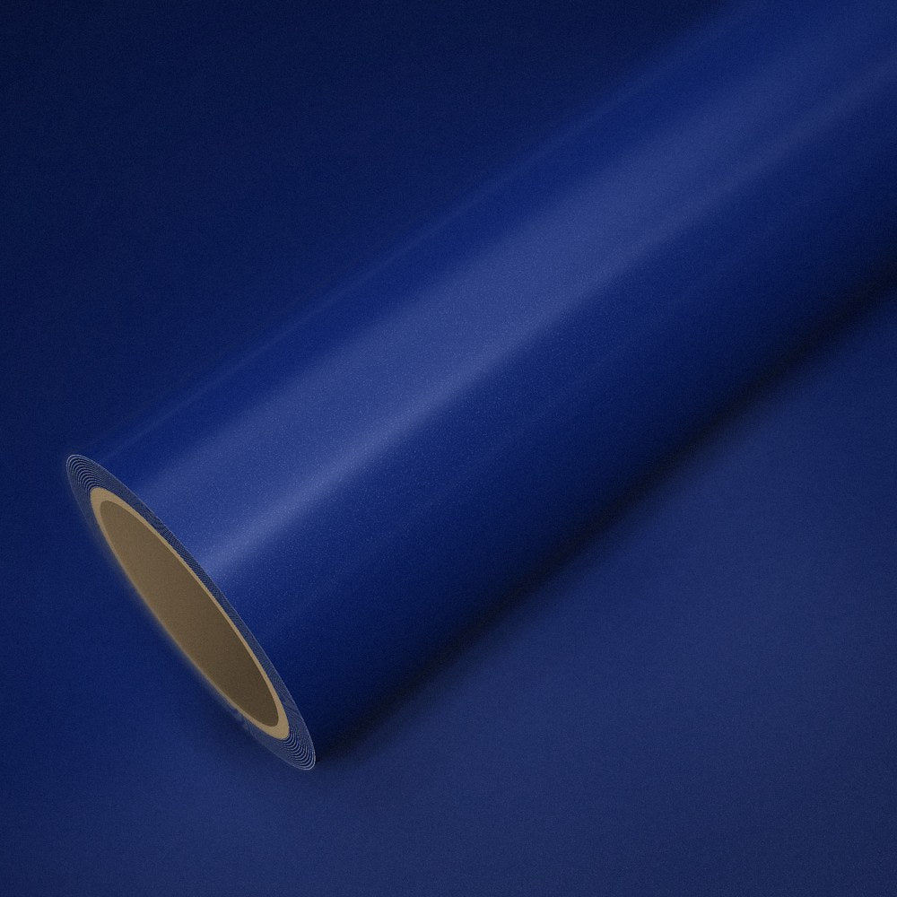 Rolo de vinil azul metalizado sobre uma folha do mesmo vinil