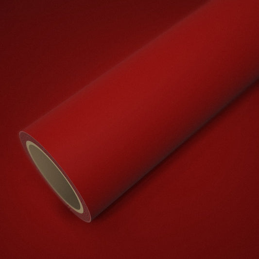 Rolo de vinil vermelho mate sobre uma folha do mesmo vinil