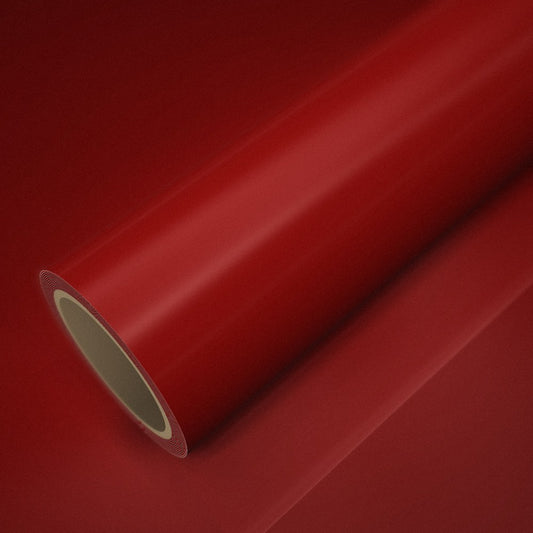 Rolo de vinil vermelho brilho sobre uma folha do mesmo vinil