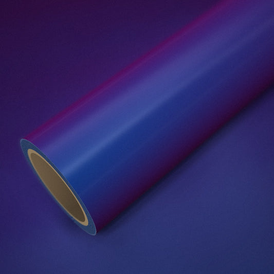 Rolo de vinil camaleão azul e roxo sobre uma folha do mesmo vinil