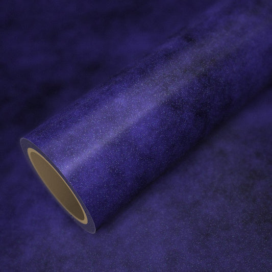 Rolo de vinil diamante azul e roxo sobre uma folha do mesmo vinil
